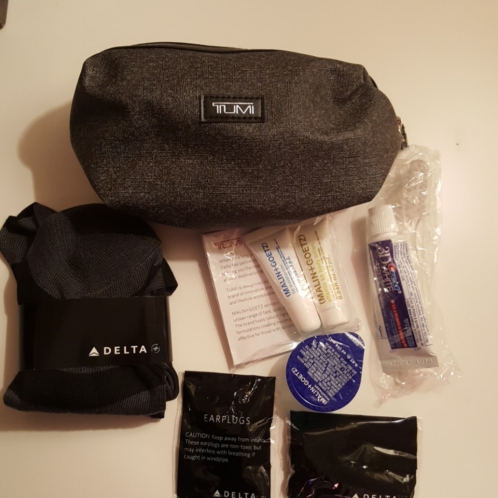 TUMI BAG AMENITY KIT.  NEW